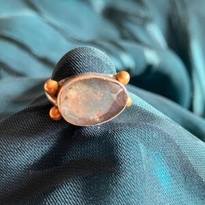 Elegant Sterling Silver Ring with golden details and beautiful labradorite